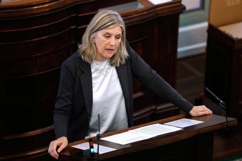 Hanna Katrín Friðriksson atvinnuvegaráðherra sést mæla fyrir frumvarpi um breytingar á veiðigjaldi.