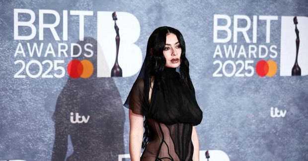 Breska söngkonan Charli XCX staldrar við fyrir ljósmyndara á rauða dreglinum á Brit-verðlaunahátíðinni í Lundúnum …