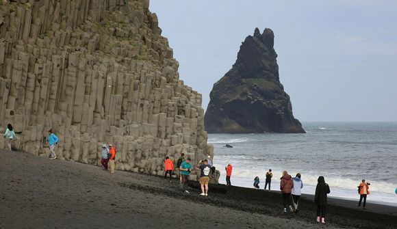 Bílaplönum lokað í Reynisfjöru vegna malbikunar