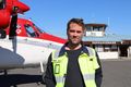 Vopnafjörður Nikulás Árnason hér með flugstöðina og farkost í baksýn. Twin Otter tekur 19 farþega og þykir afar traust og góð flugvél.