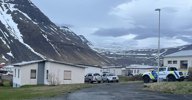 Tæknideild lögreglunnar á höfuðborgarsvæðinu var kölluð til Bolungarvíkur á mánudag vegna líkfundarins.
