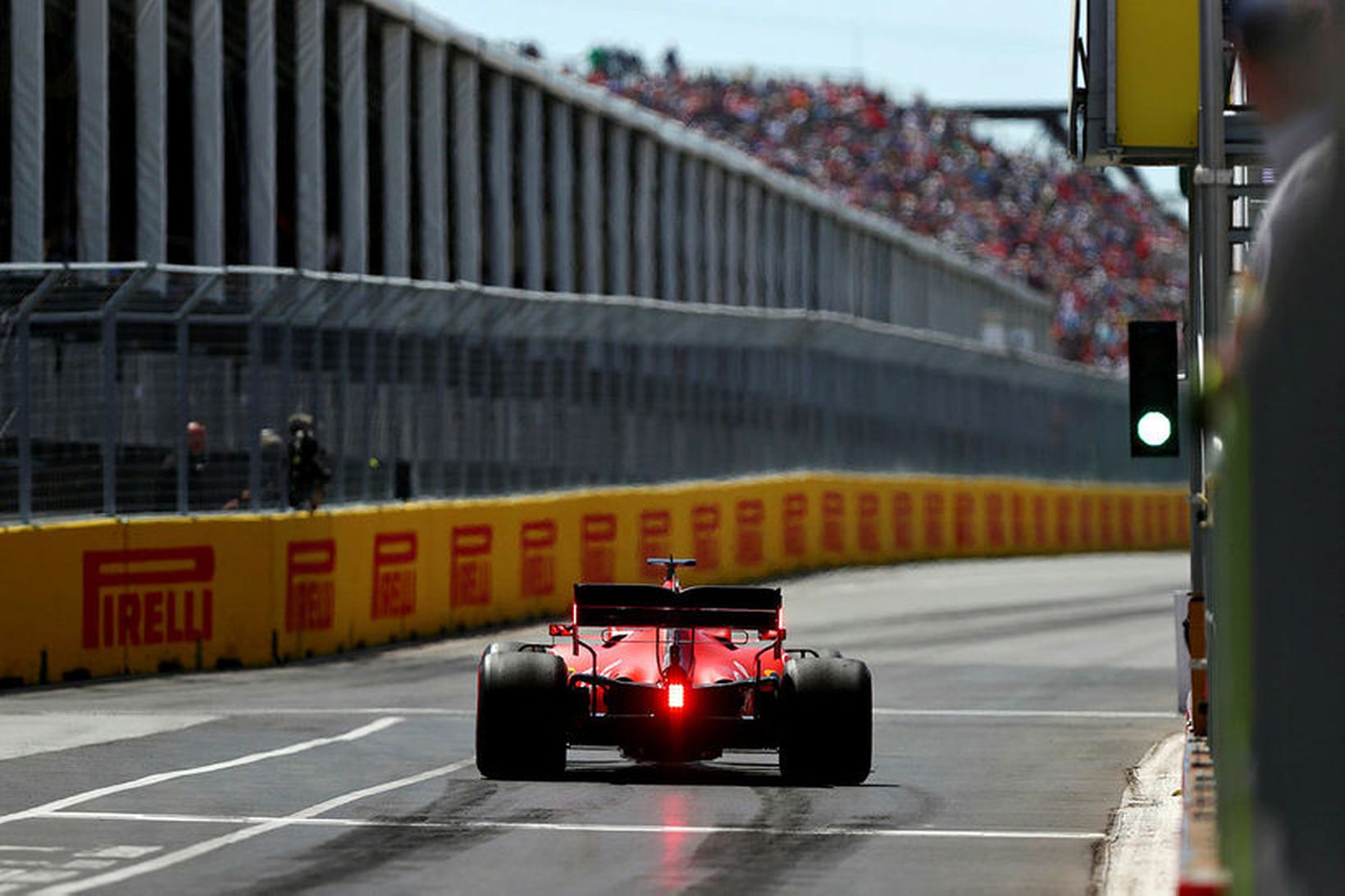 Sebastian Vettel ekur inn í bílskúrareinina í Montreal á lokaæfingunni.
