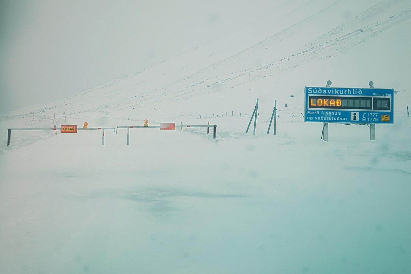 Fólkið ók um svæðið þrátt fyrir lokunina.