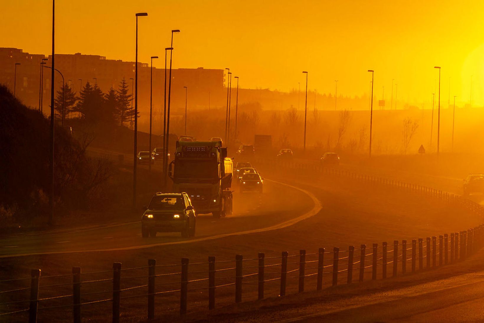 Hann bendir á að brennisteinsgasið sé þyngra en andrúmsloftið. Mynd …