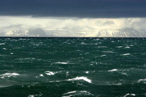 The Beaufort scale describes wind speed in relation to observed conditions on sea and land.
