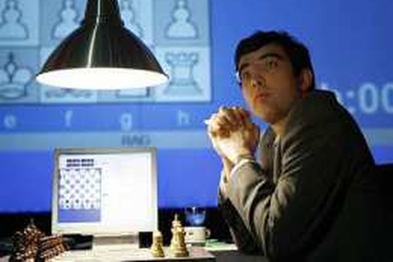 Kramnik situr að tafli við Deep Fritz í Bonn.