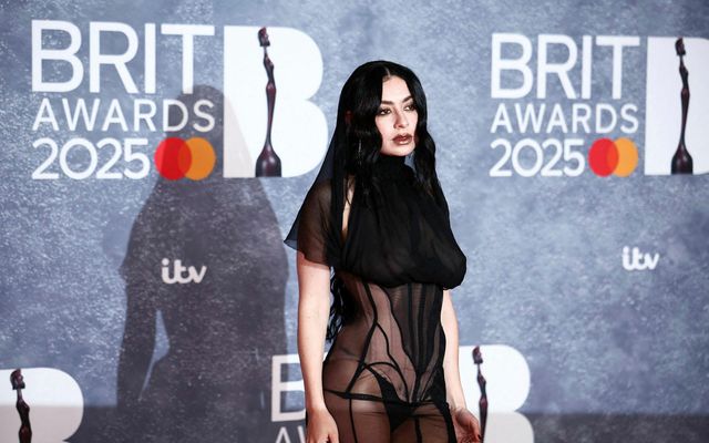 Breska söngkonan Charli XCX staldrar við fyrir ljósmyndara á rauða dreglinum á Brit-verðlaunahátíðinni í Lundúnum …