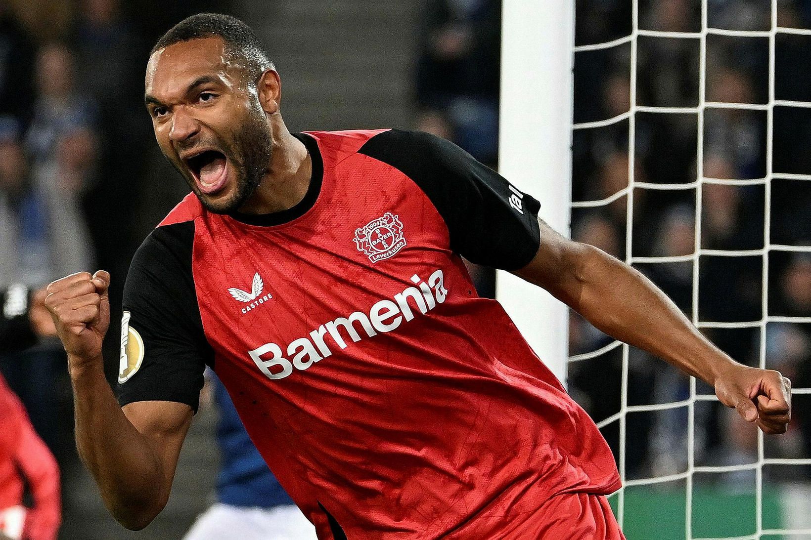 Jonathan Tah fagnar marki með Bayer Leverkusen.