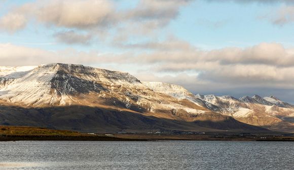 Víðáttumikil lægð suður í hafi 