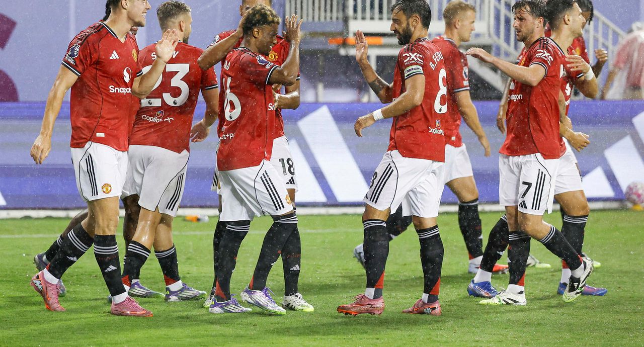 Leikmenn Manchester United fagna í nótt.