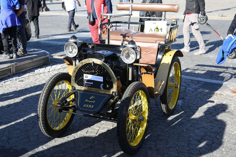 Renault Type A frá 1898 tók þátt ásamt öðrum fornbílum í hópakstrinum í París.