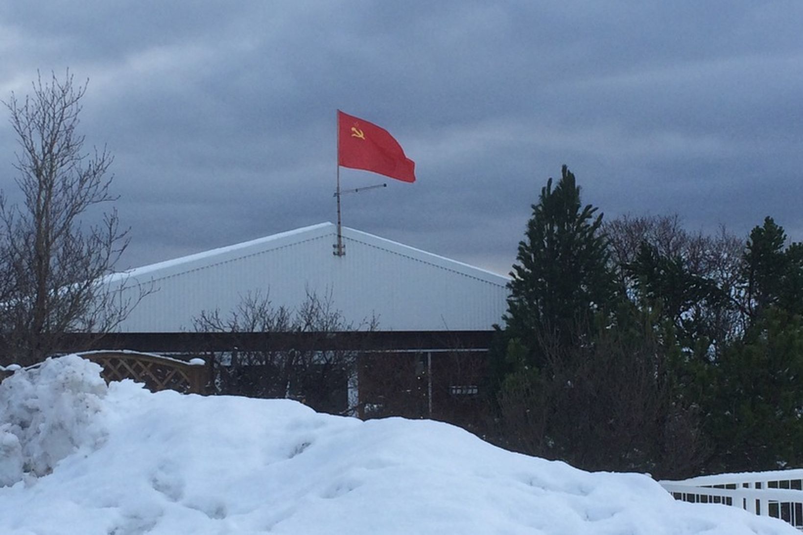 Fáni hefur verið dreginn í hún á heimili Einars Más …