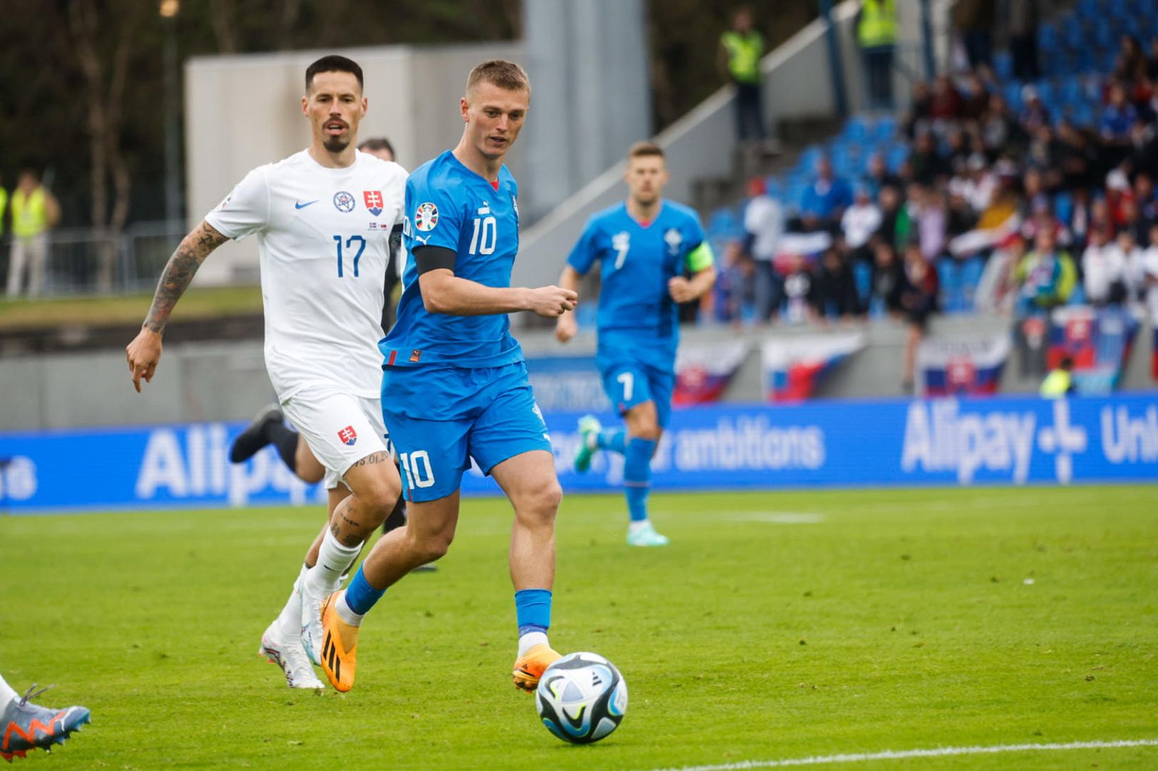 Albert Guðmundsson sendir boltann á meðan Marek Hamsik fylgist með.