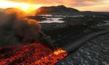 Þessi mynd var tekin fyrir tæplega klukkustund síðan og sýnir að hraunið er rétt ókomið …