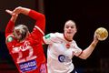 Átta Landsliðskonan Þórey Anna Ásgeirsdóttir, sem skoraði átta mörk fyrir Valskonur í gærkvöldi, sækir að marki Haukakvenna á Ásvöllum.