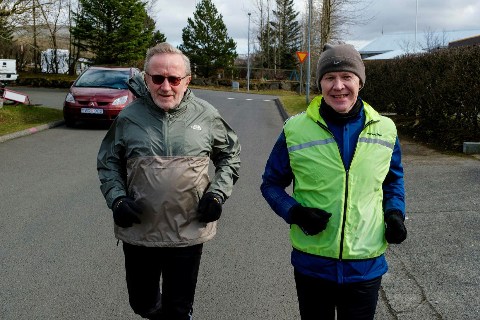 Í Mosfellsbæ. Höskuldur og Helgi leggja af stað.