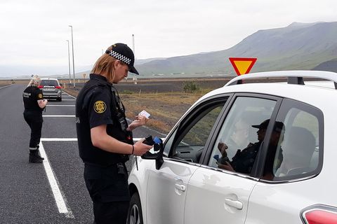 Lögregla stöðvaði alla bíla sem ekið var frá Landeyjahöfn.