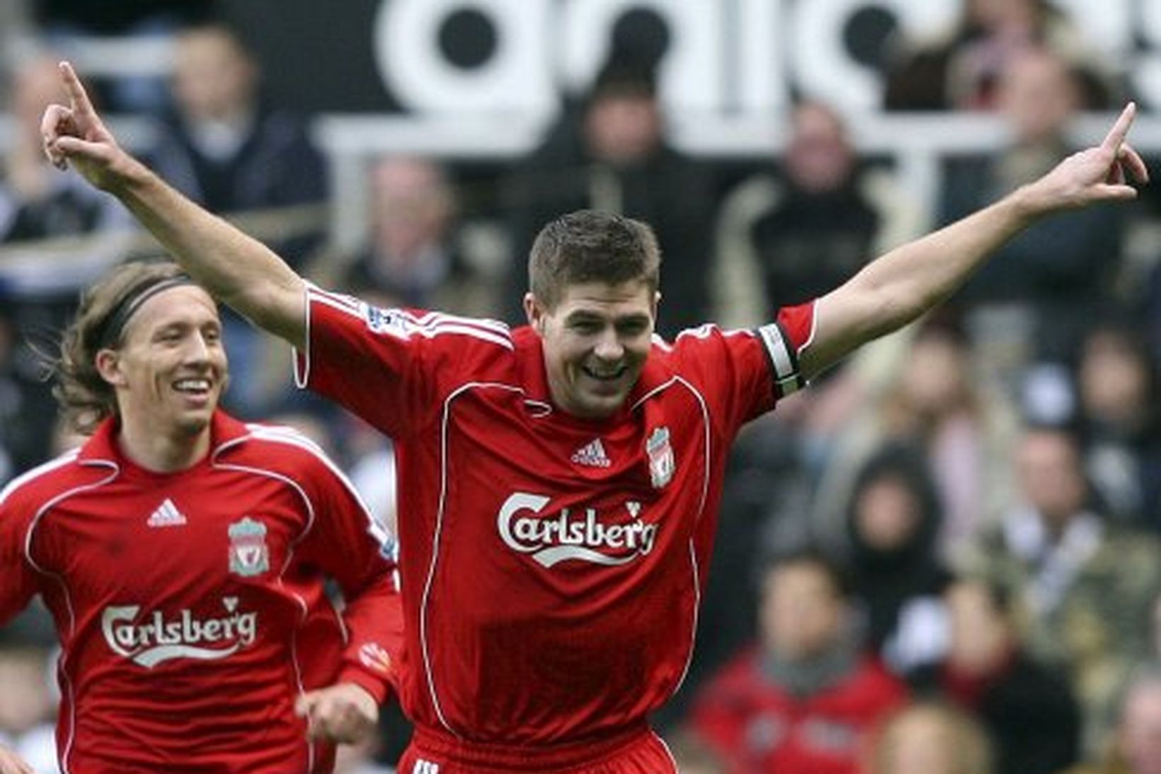 Steven Gerrard fagnar marki sínu á St.James Park í dag.