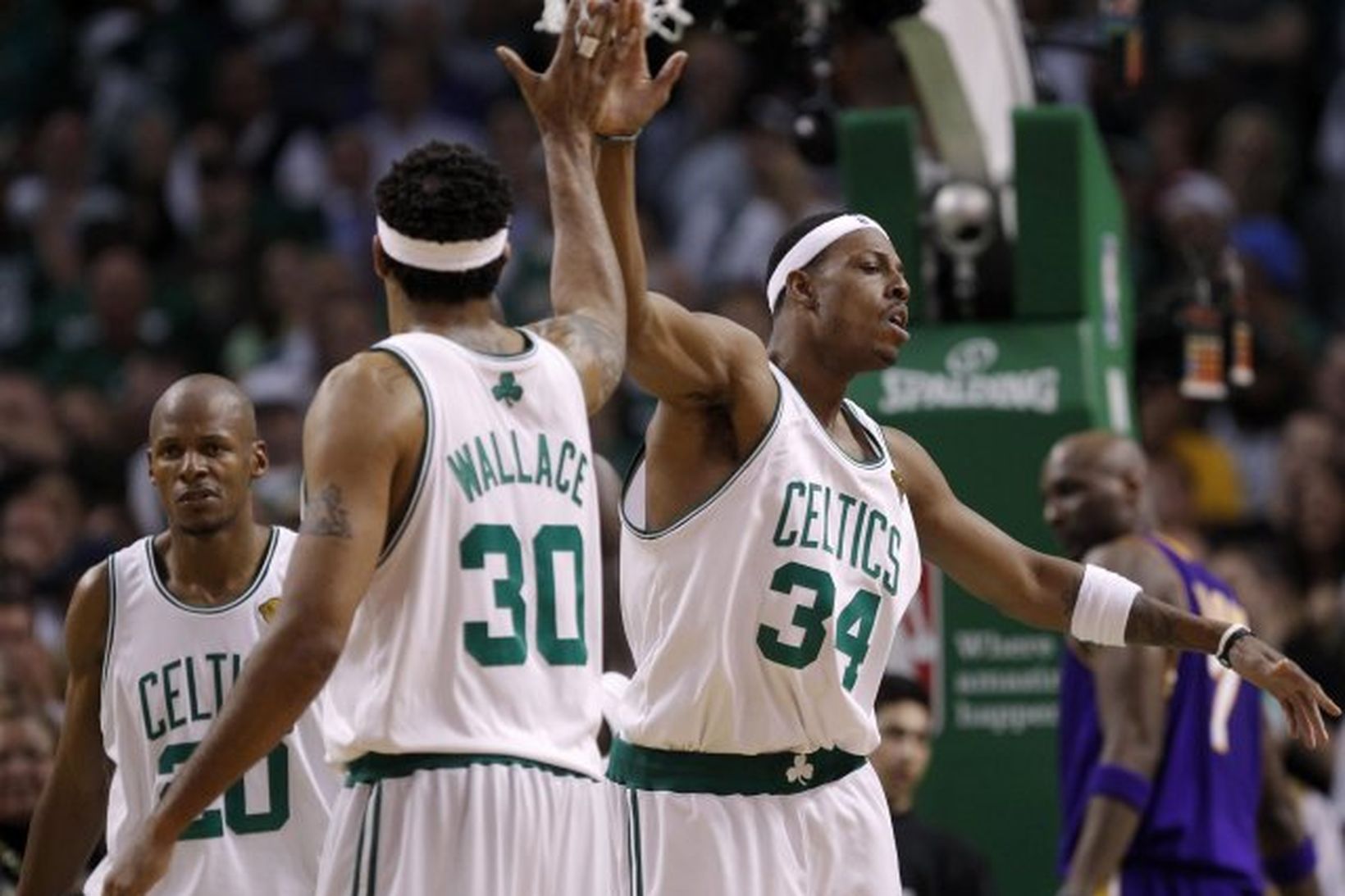 Paul Pierce og Rasheed Wallace fagna á lokakaflanum í leiknum …