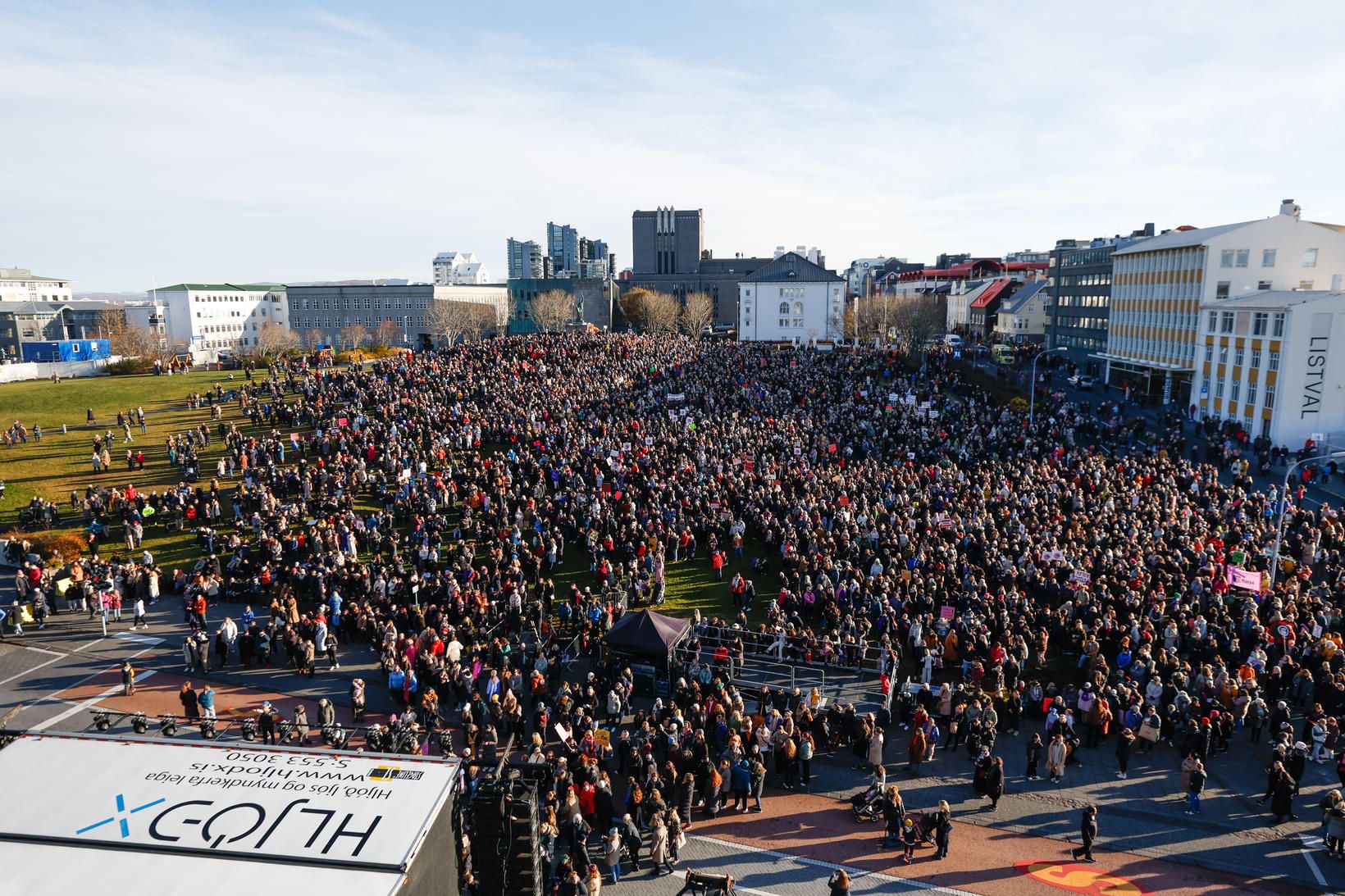 Mikill fjöldi er nú samankominn á Arnarhóli. Myndin er tekin …