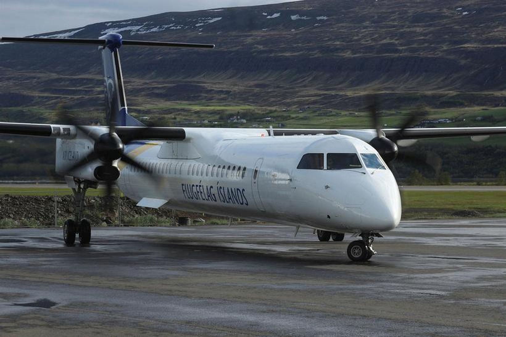 Vél Air Iceland Conect, enn með merkjum Flugfélags Íslands, á …
