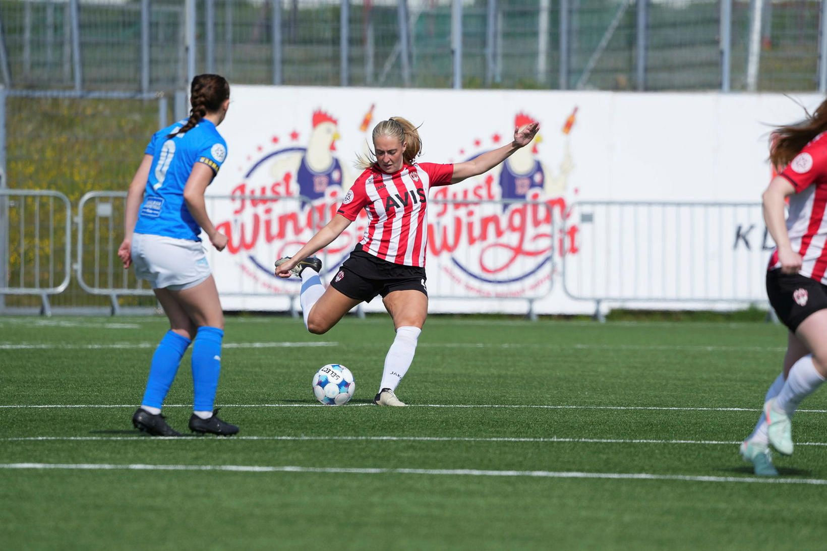 Sæunn Björnsdóttir spyrnir boltanum í leiknum í dag.