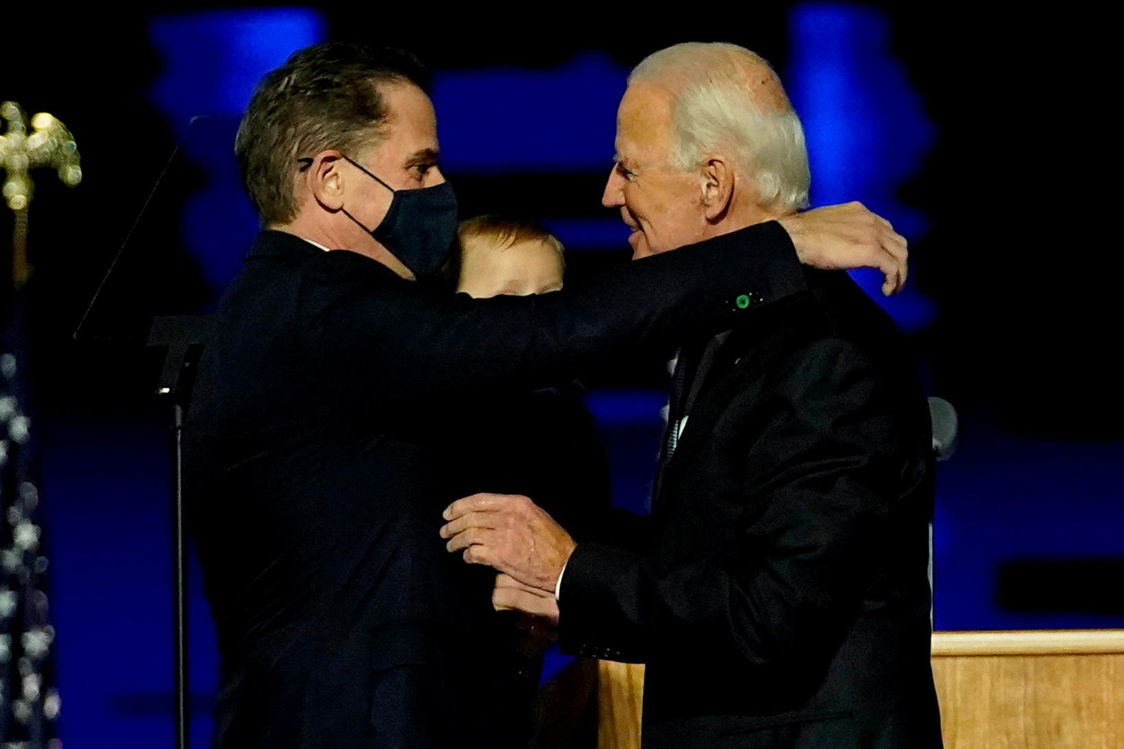 Hunter Biden og Joe Biden, verðandi forseti Bandaríkjanna fagna saman …