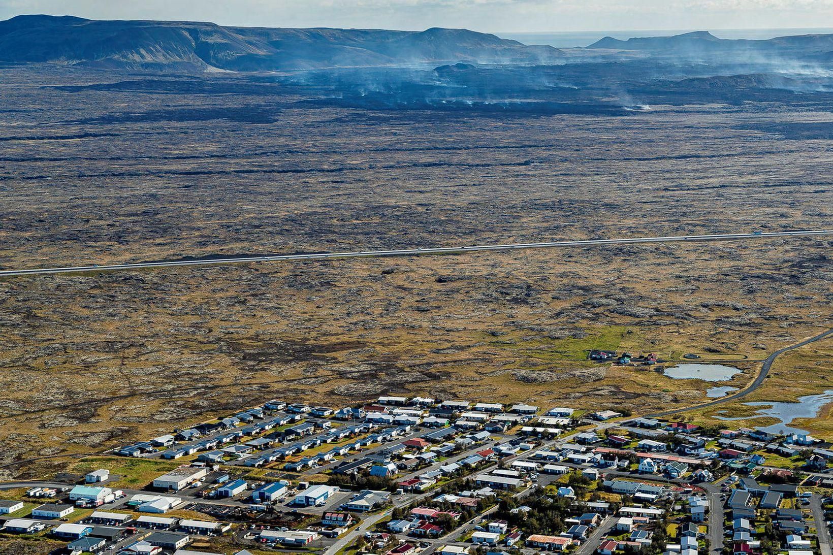 Enn rýkur úr hrauninu rétt sunnan við Reykjanesbraut og byggðina …