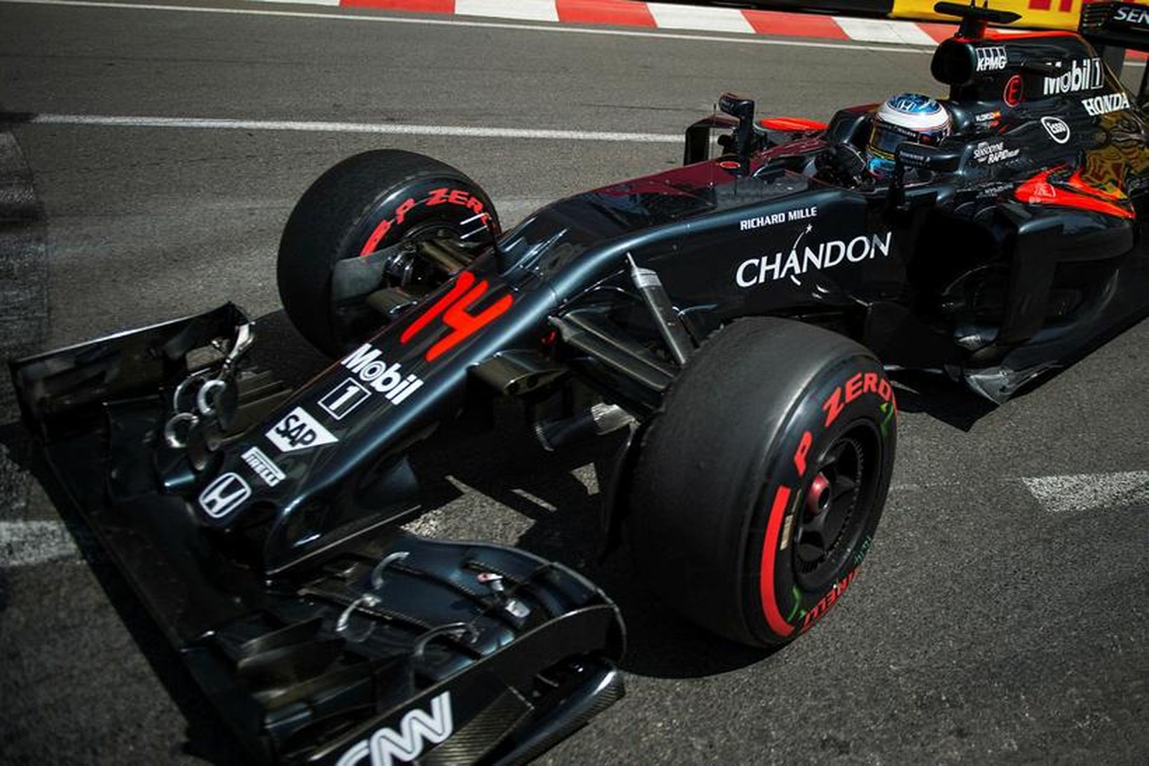Fernando Alonso fær betra bensín á McLarenbíl sinn í Montreal.