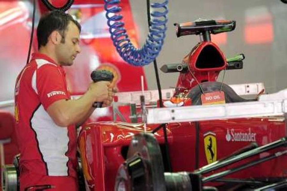Tæknimaður Ferrari gerir bíl Alonso kláran í Barcelona.