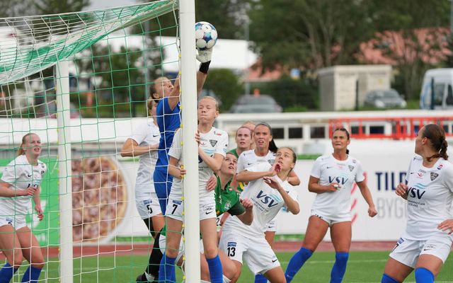 Guðný Geirsdóttir markvörður ÍBV gómar boltann í leiknum á Kópavogsvelli í dag.