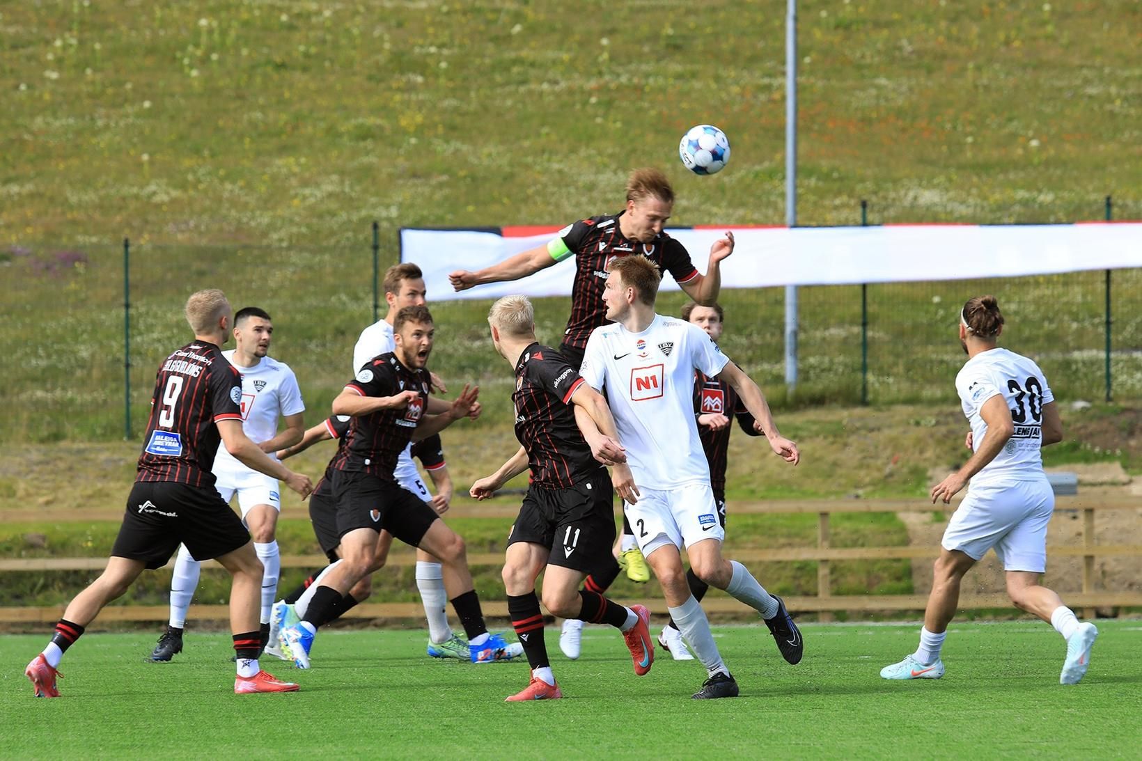 Sænski varnarmaðurinn Oliver Ekroth stangar boltann.