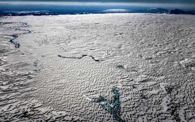 Vélin lenti í ókyrrð norðan Langjökuls.