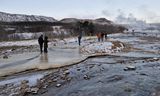 Ferðamenn á Geysissvæðinu í hálkunni um síðustu helgi.