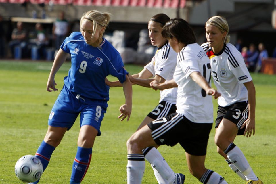 Margrét Lára Viðarsdóttir í baráttu við þýsku vörnina á EM 2009. Annike Krahn (5) og …