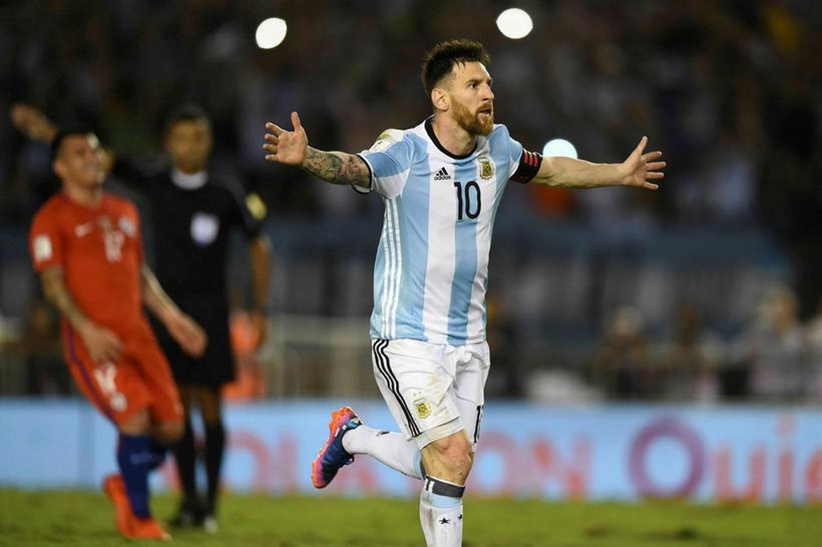 Lionel Messi fagnar sigurmarki sínu fyrir Argentínu í nótt.