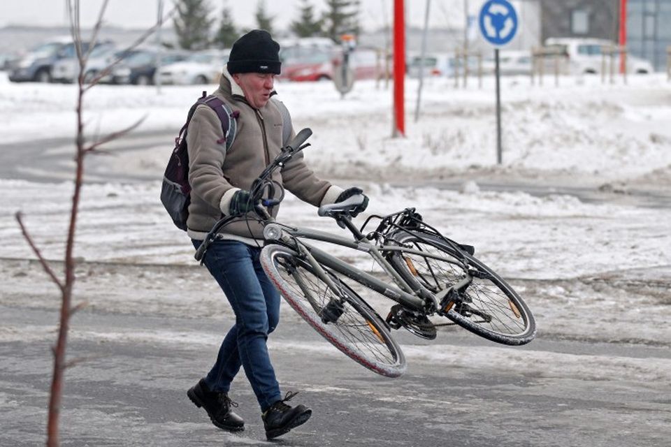 Hjólreiðamaður barðist við hjólið sitt í Borgartúninu.