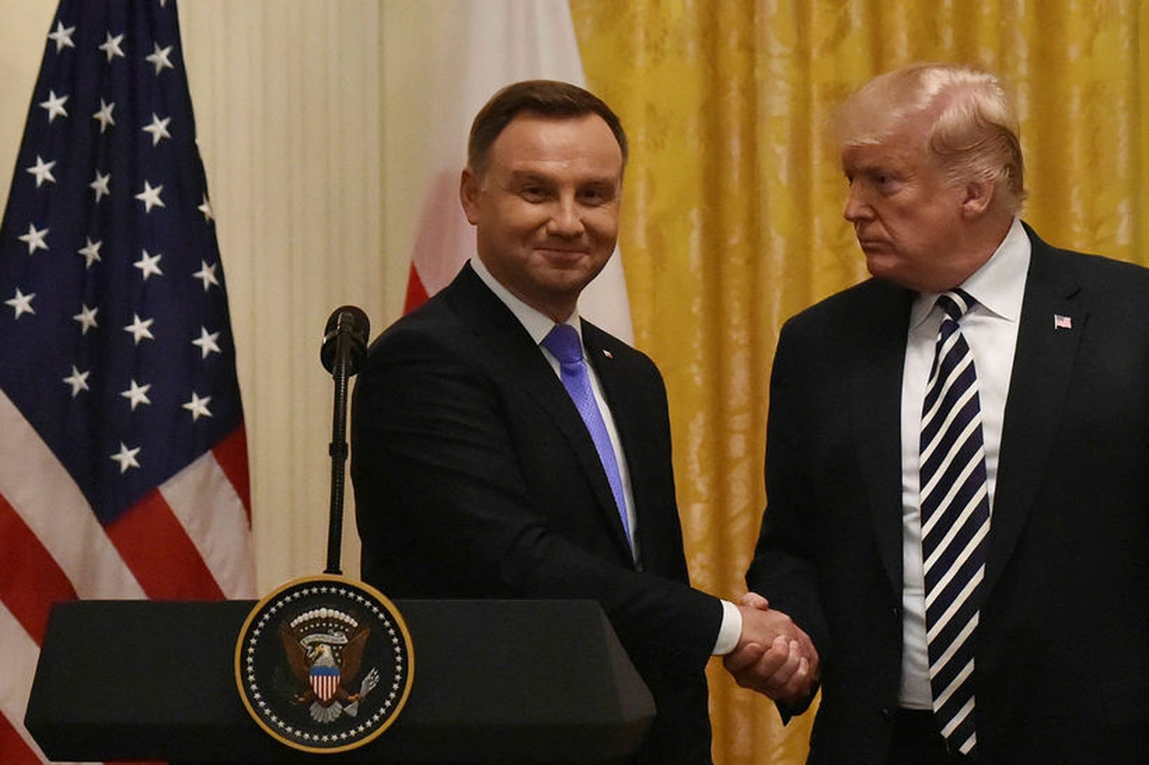 Donald Trump og Andrzej Duda takast í hendur á blaðamannafundinum.