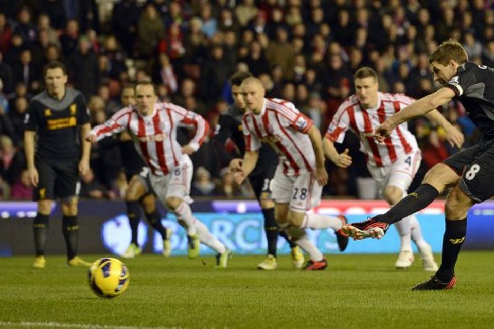 Steven Gerrard kemur Liverpool yfir gegn Stoke úr vítaspyrnu í upphafi leiks.