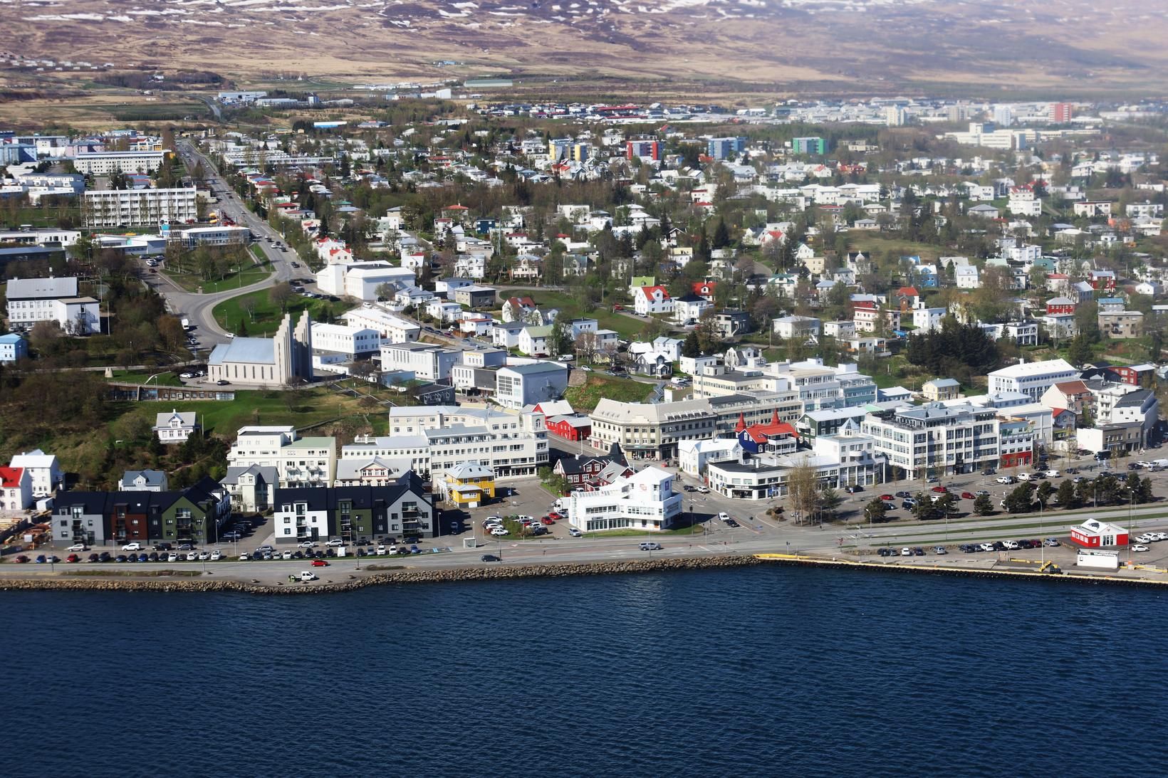 Frá Akureyri. Maðurinn keyrði bifreið sinni á þrjú skilti og …