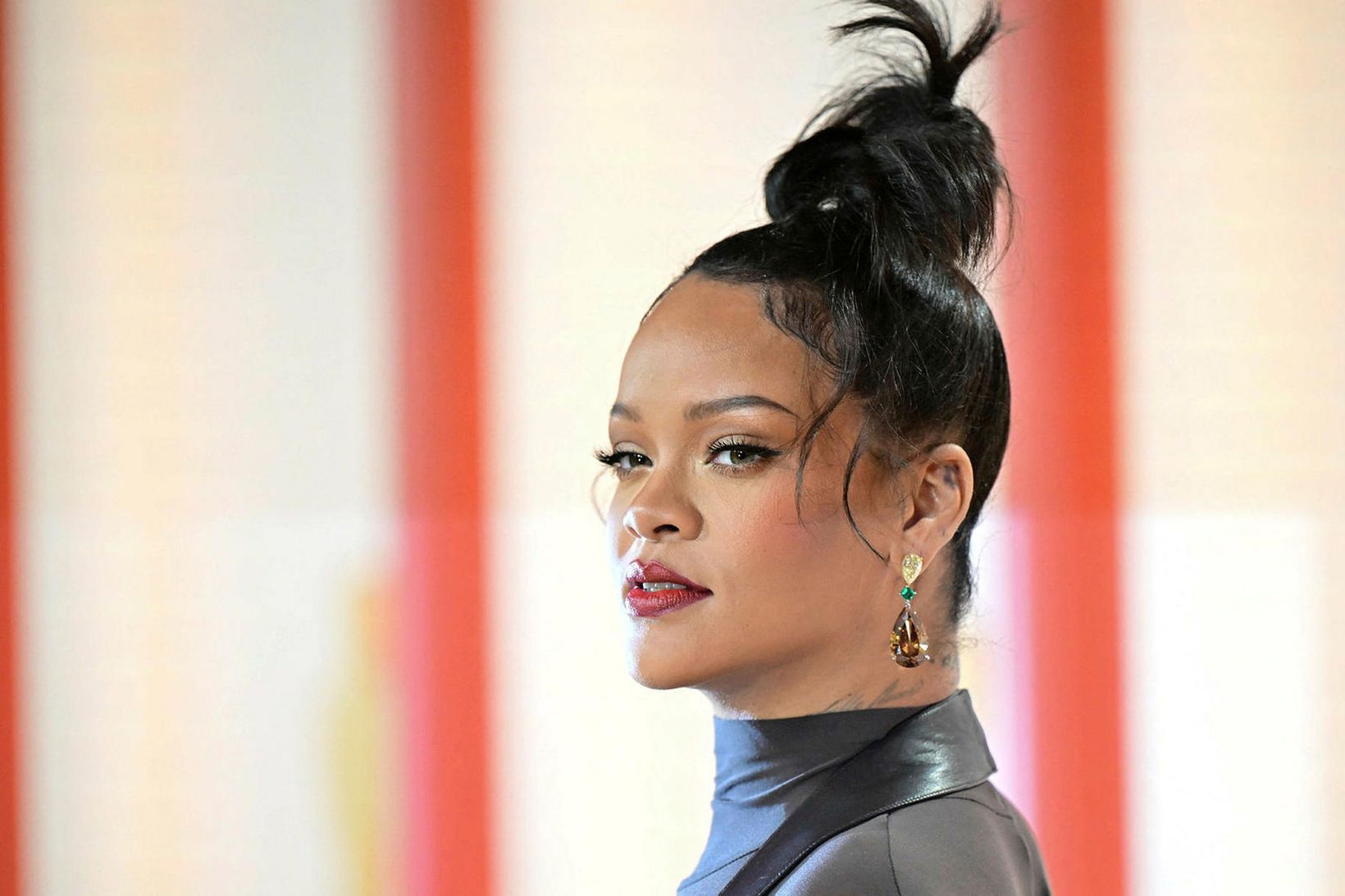 Rihanna frumsýnir dótturina á forsíðu W