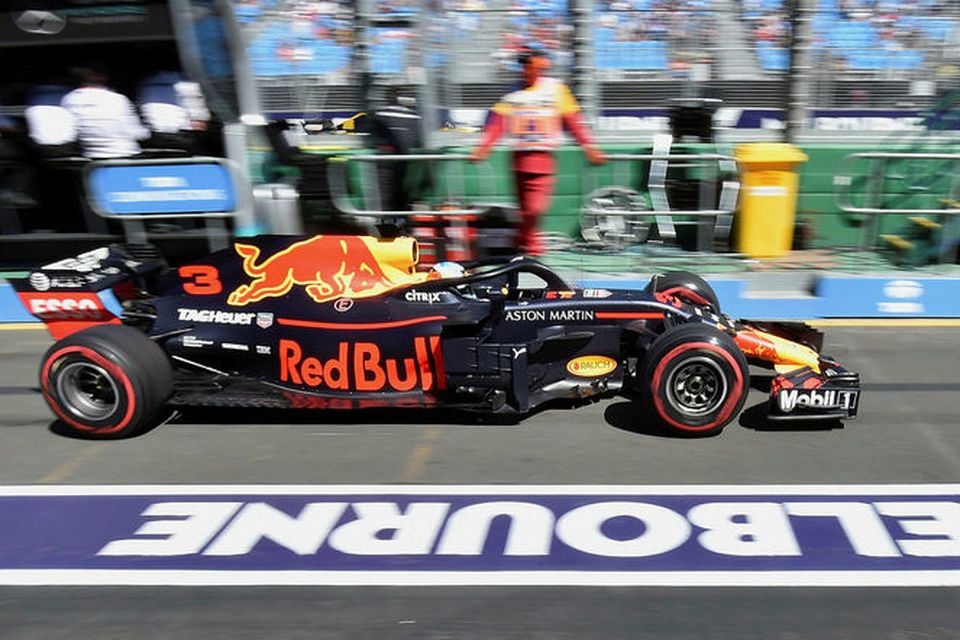 Heimamaðurinn Daniel Ricciardo há Red Bull átti sjötta besta hringinn á fyrstu æfingu ársins.