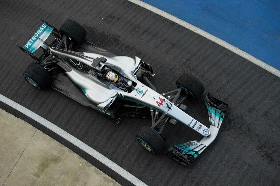 Lewis Hamilton frumekur bíl Mercedes í Silverstone í dag.