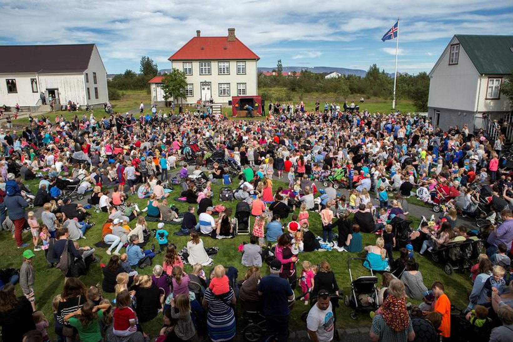Júlímánuður hefur verið hagstæður um landið sunnan- og vestanvert.