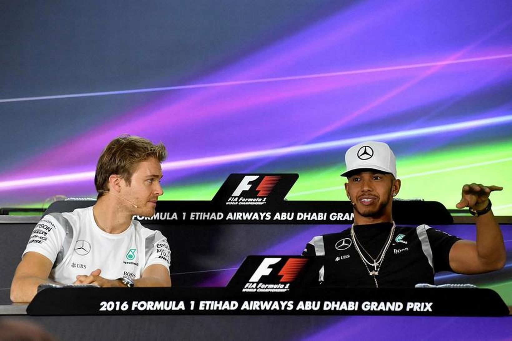 Nico Rosberg (t.v.) og Lewis Hamilton rðæa við blaðamenn í …