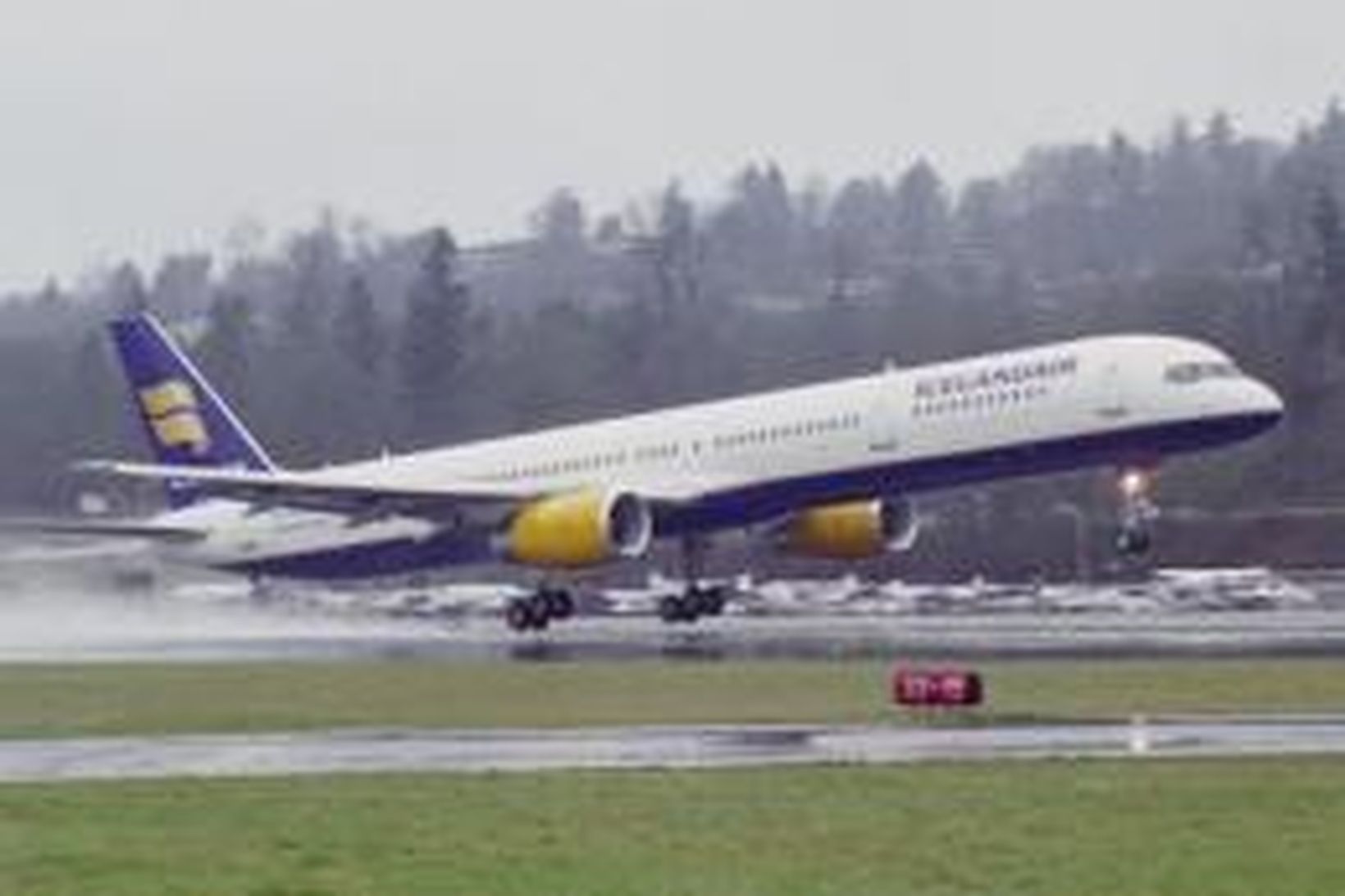 Boeing 757-300 þota í eigu Icelandair hefur sig til flugs …