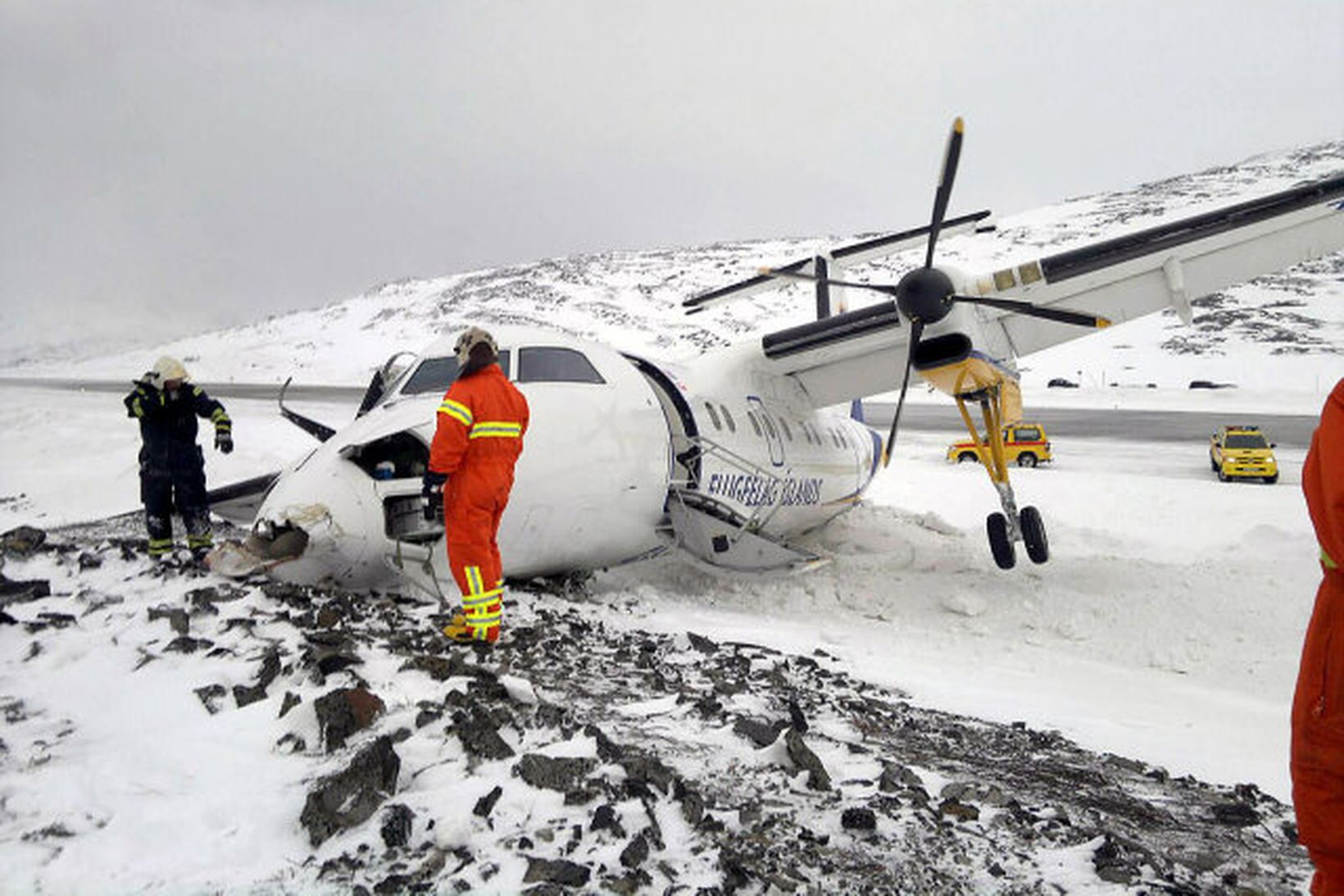 Vélin er mikið skemmd en hún rann út af flugbrautinni …