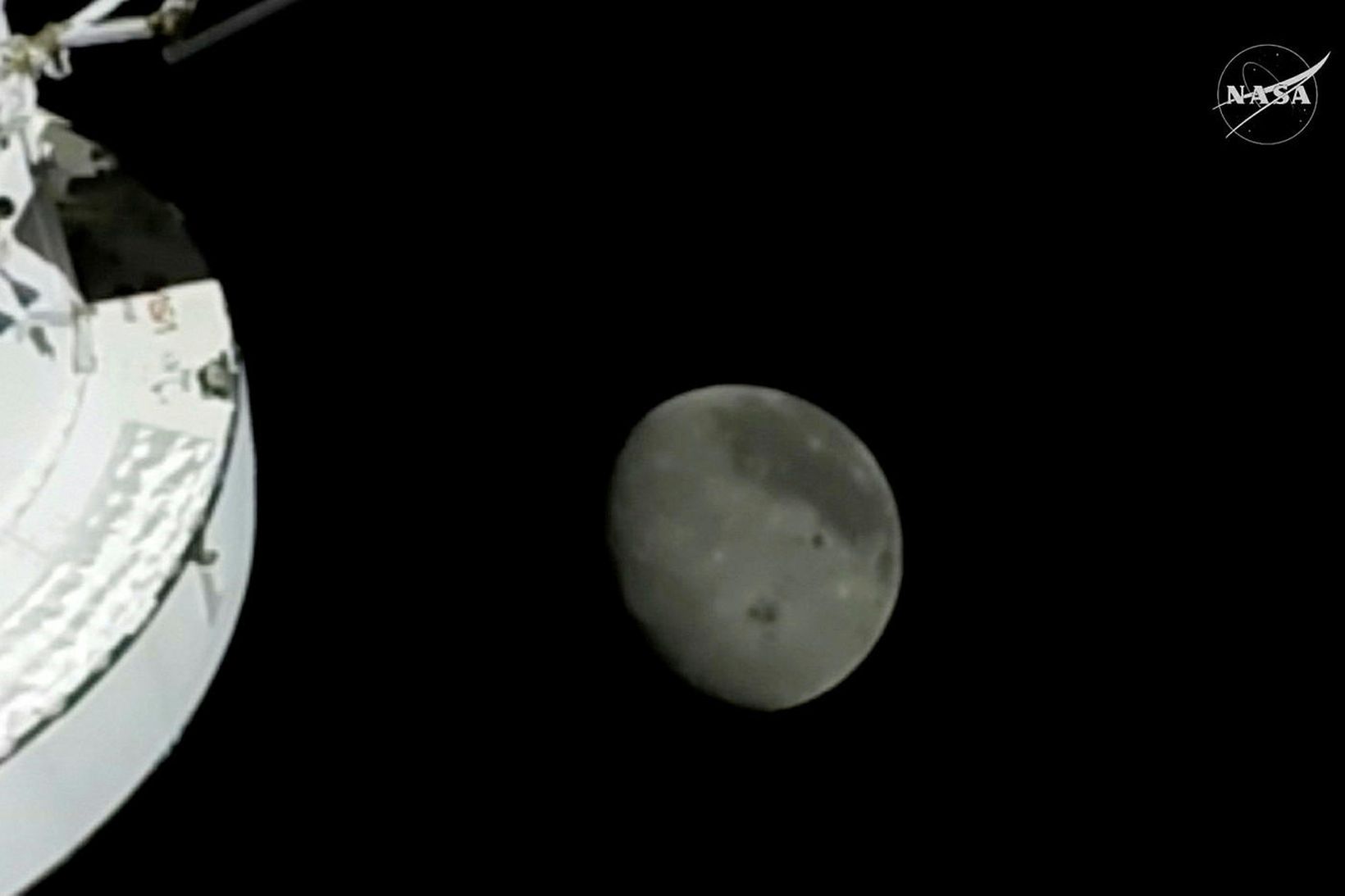 Lengra frá jörðinni en nokkru sinni áður