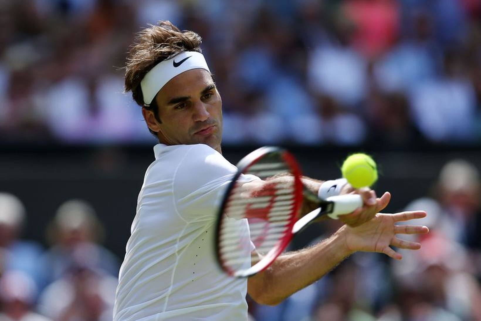 Roger Federer slær í leiknum í dag.