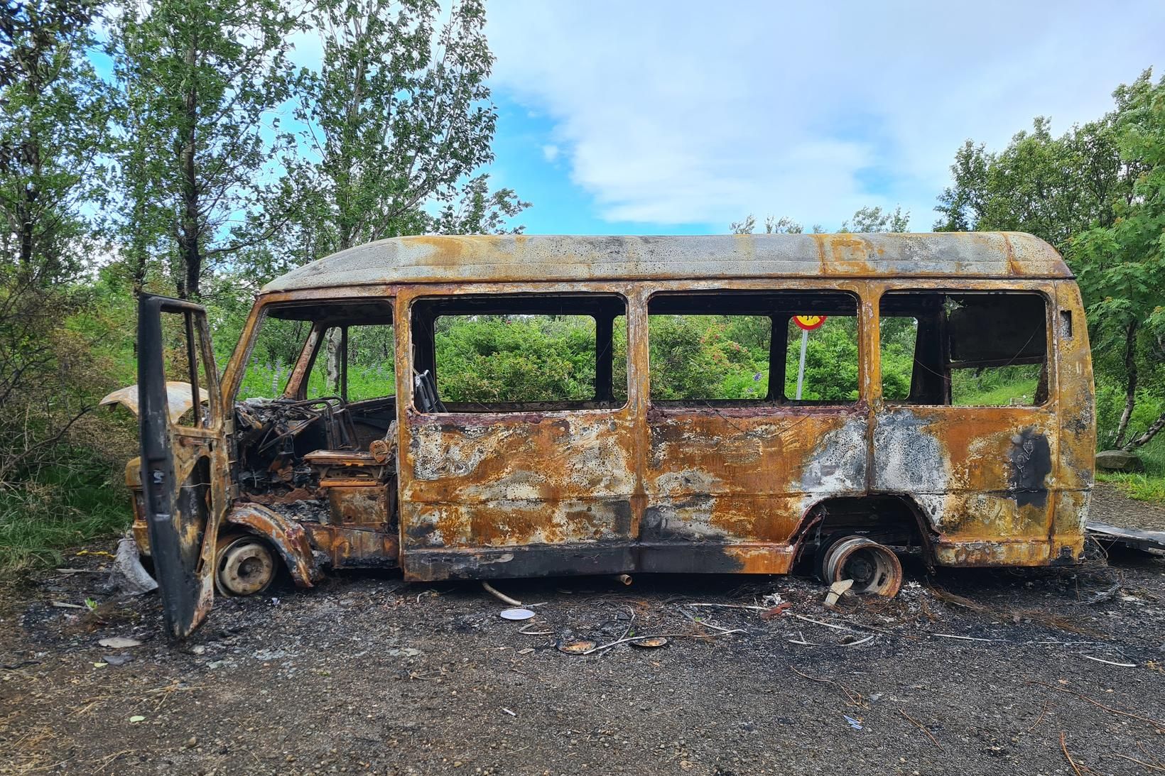 Fólk var inni í bifreiðinni þegar kviknaði í henni.